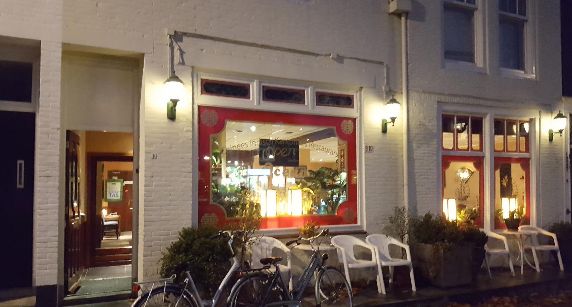De verlichte gevel van restaurant Ocean in de avond